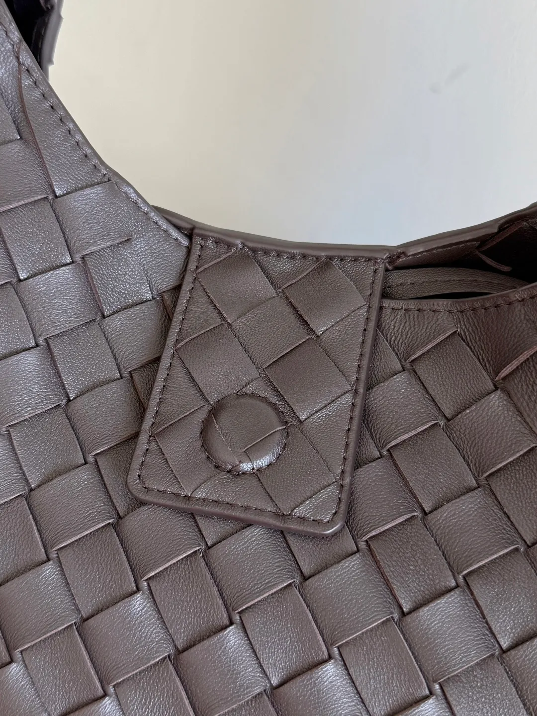 Batch 2760 new products are coming! BOTTEGA VENETA Bottega Veneta's 2025 new Campana shoulder bag is on the market~ First of all, I would like to praise the weight of this bag. As a not too small bag, it is very light for daily use. For people like me who need to carry a lot of belongings when going out, this advantage is great, and it greatly reduces the burden of traveling. 🛍️The shape is a bit like a combination of parachute and jodie. The blunt triangle shape is cute and honest. Carrying it on your back when going shopping is a good mood accelerator. The handles and body of the bag are both classic weaves. A tie is added to the original open design. If it is not tied up, the bag will look like a small vegetable basket when carried. Style number: 844250 Size: 39*24*18.5cm